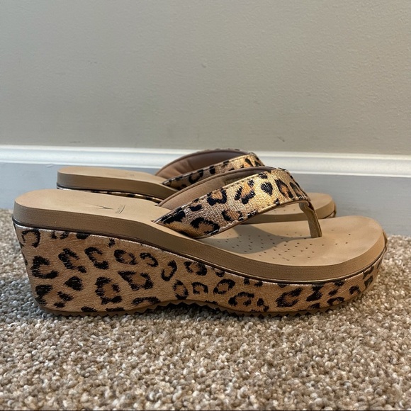 Volatile Amane cheetah print wedge sandals size 9